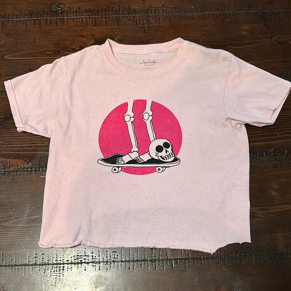 Skateboarding skull cropped tee
